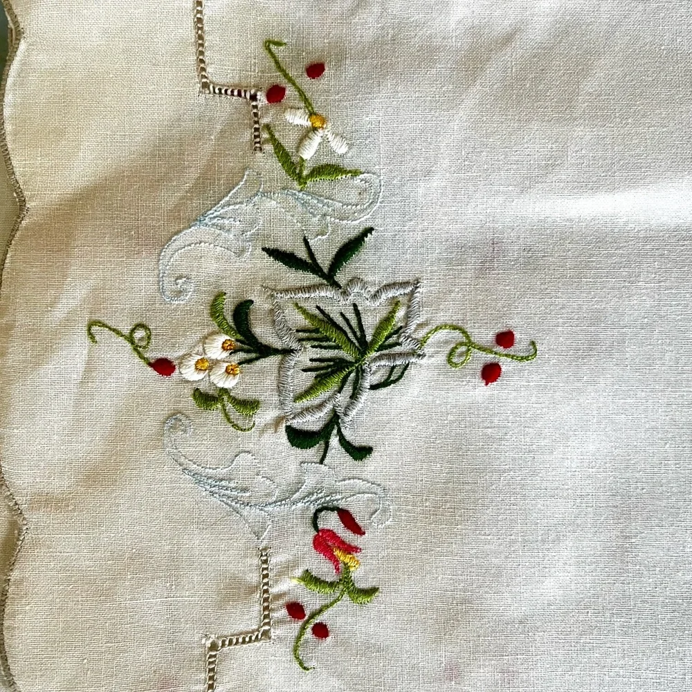 Vintage Floral Embroidered Scalloped Cotton Placemats,SET/4 - Picture 4 of 5